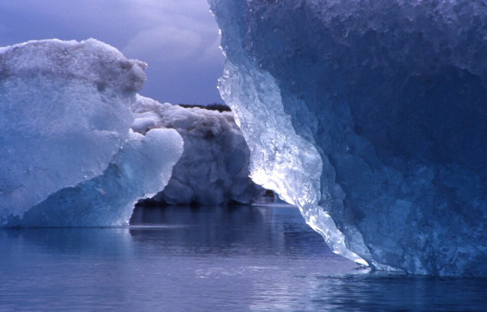 'Ny forskning viser at isen i Polhavet blir tynnere, men  forskerne mangler nok kunnskap om faktorer som sot og smeltedammer til at disse blir tatt med i beregningene. (Illustrasjonsfoto: www.colourbox.no)'