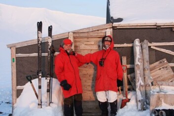 Thor S. Larsen og Øystein Overrein utenfor hytta ved Kapp Koburg. (Foto: Øystein Overrein/Norsk Polarinstitutt) Thor S. Larsen og Øystein Overrein utenfor hytta ved Kapp Koburg. (Foto: Øystein Overrein/Norsk Polarinstitutt)