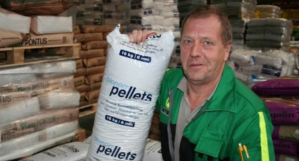 Per Olav Husby i Felleskjøpet i Steinkjer selger mye pellets til oppvarming, og han har også selv investert i en pelletskamin hjemme. (Foto: Anne Sigrid Haugset)