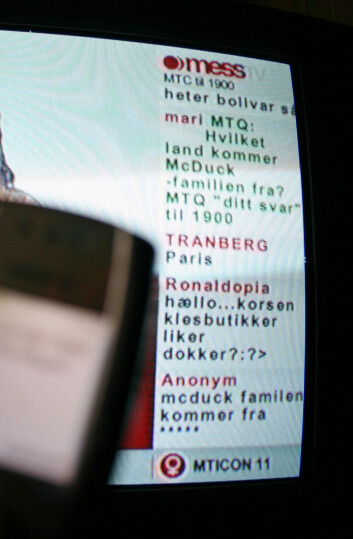 "Korte ytringer sklir over skjermen i en kolonne. Her et eksempel på inkomne sms på mess TV på TVNORGE. Foto: Andreas R. Graven." "Korte ytringer sklir over skjermen i en kolonne. Her et eksempel på inkomne sms på mess TV på TVNORGE. Foto: Andreas R. Graven."