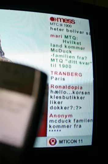 "Korte ytringer sklir over skjermen i en kolonne. Her et eksempel på inkomne sms på mess TV på TVNORGE. Foto: Andreas R. Graven."