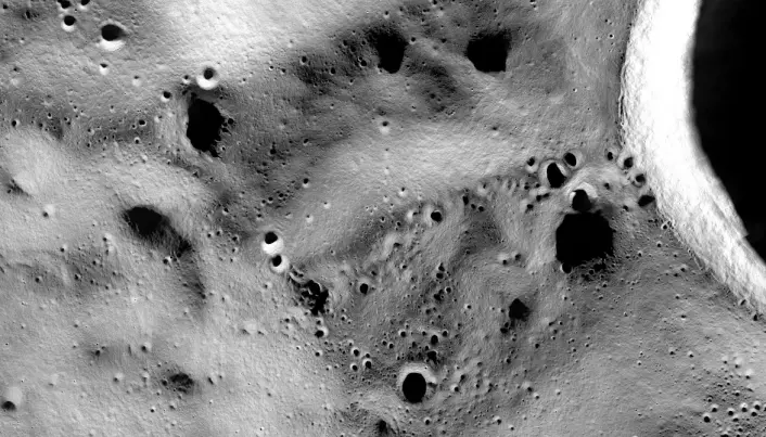 I dette området skal landeren lete etter is. Dette er ved månens sørpol, og det store krateret til høyre kalles Shackelton.