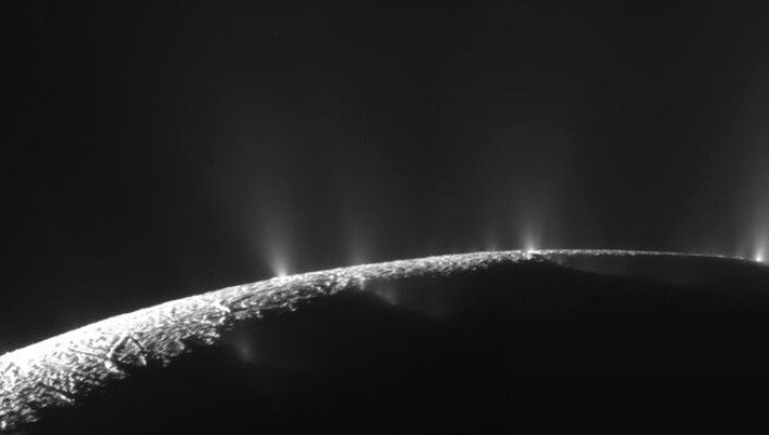 Under den rolige overflata kan det befinne seg et boblende hav. (Foto: NASA) Under den rolige overflata kan det befinne seg et boblende hav. (Foto: NASA)