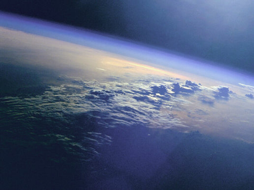 Skyer og sol over Det indiske havet, sett fra romferga Discovery i 1999. (Foto: NASA, se nasas egen beskrivelse her)