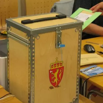"Norsk valgurne. (Foto: Lars Røed Hansen, Wikimedia Commons)"