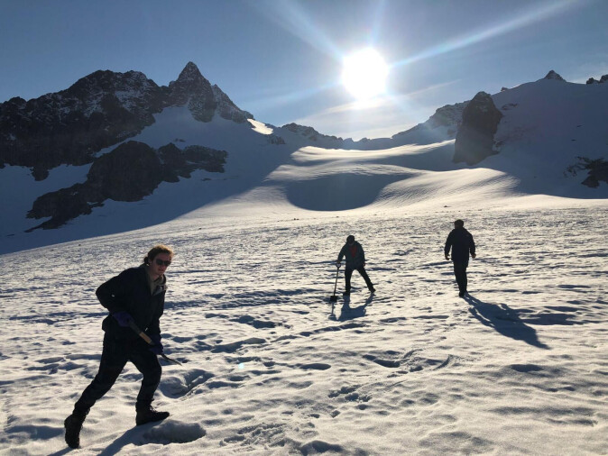 I høst har forskerne samlet prøver fra 25 isbreer og snøfonner fra Svalbard til Folgefonna. I høst har forskerne samlet prøver fra 25 isbreer og snøfonner fra Svalbard til Folgefonna.