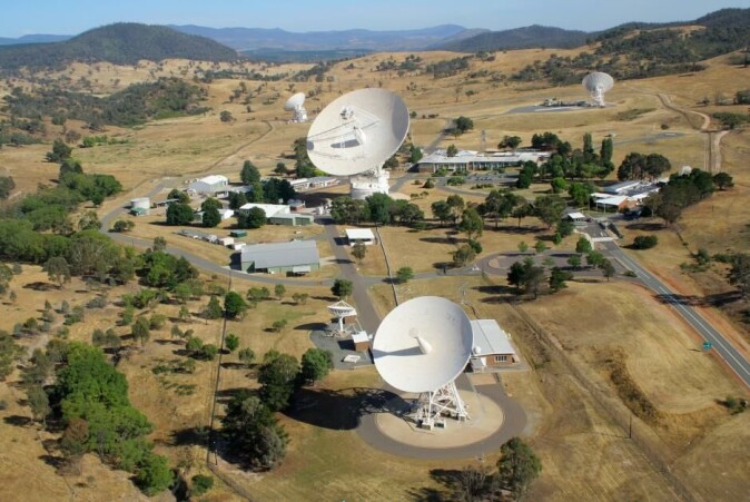 Canberra Deep Space Communication Complex, som ligger litt utenfor Canberra i Australia, er et av de tre Deep Space Network-stasjoner som sørger for at Nasa kan komme i kontakt med romsondene sine døgnet rundt. Canberra Deep Space Communication Complex, som ligger litt utenfor Canberra i Australia, er et av de tre Deep Space Network-stasjoner som sørger for at Nasa kan komme i kontakt med romsondene sine døgnet rundt.