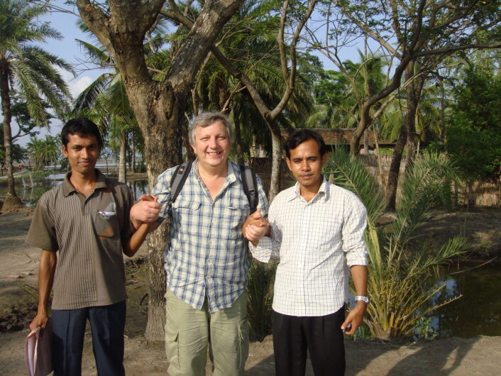 Matthias Kaiser sammen med prosjektmedarbeidere i Bangladesh. (Foto: SEAT) Matthias Kaiser sammen med prosjektmedarbeidere i Bangladesh. (Foto: SEAT)