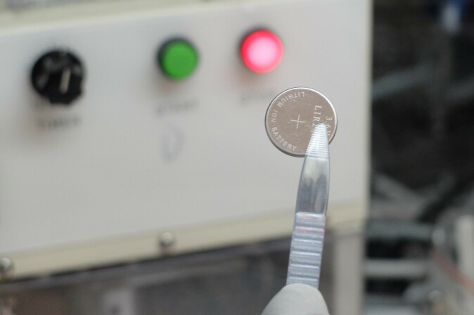 On the outside it says “lithium-ion battery”, but it is not. This is a sodium-ion battery Anders Brennhagen has built. On the outside it says “lithium-ion battery”, but it is not. This is a sodium-ion battery Anders Brennhagen has built.