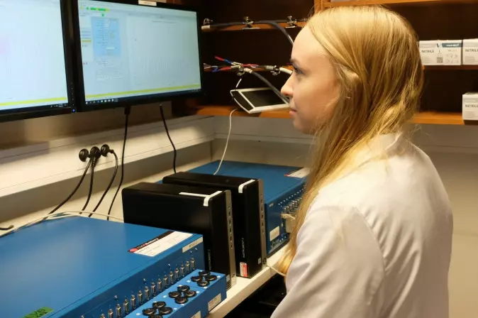 Carina Geiss keeps an eye on how the test batteries are doing.