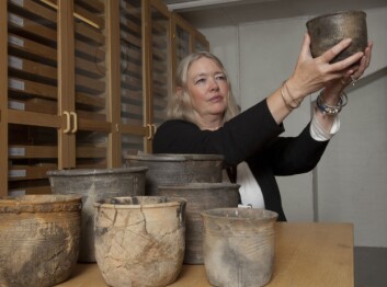 Siv Kristoffersen med spannformede kar. (Foto: Åge Pedersen, Arkeologisk museum UiS) Siv Kristoffersen med spannformede kar. (Foto: Åge Pedersen, Arkeologisk museum UiS)