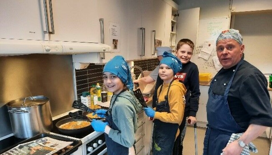 Vilja, Edvart, Sivert og kokken Erik lager fiskepinner på Selnes SFO.