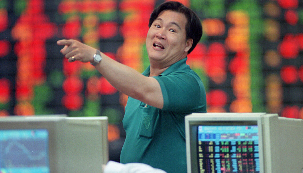 <span class="italic" data-lab-italic_desktop="italic"><span class="font-weight-bold" data-lab-font_weight_desktop="font-weight-bold">Asiakrisen i 1997</span></span> kom etter at Asia gjennom 1990-tallet hadde opplevd enorm økonomisk vekst og ekstrem gjeldsøkning. Det hele startet her på børsen i Bangkok og spredte seg raskt til resten av Sørøst-Asia. <span class="italic" data-lab-italic_desktop="italic"><span class="font-weight-bold" data-lab-font_weight_desktop="font-weight-bold">Asiakrisen i 1997</span></span> kom etter at Asia gjennom 1990-tallet hadde opplevd enorm økonomisk vekst og ekstrem gjeldsøkning. Det hele startet her på børsen i Bangkok og spredte seg raskt til resten av Sørøst-Asia.