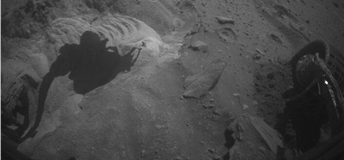 Dette bildet viser bakhjulene til Spirit. Det ene hjulet har gravd seg dypt ned i Mars-sanden. (Foto: NASA/JPL-Caltech)