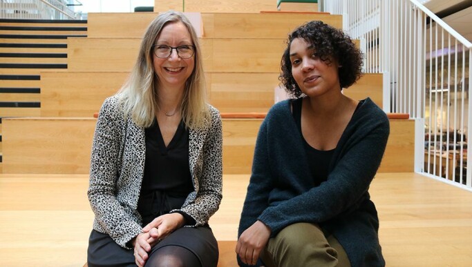 Elisabeth Oxfeldt (t.v.) er professor i nordisk litteratur og forsker på litteraturen til blant andre dramatiker og forfatter Camara Lundestad Joof (t.h.). Elisabeth Oxfeldt (t.v.) er professor i nordisk litteratur og forsker på litteraturen til blant andre dramatiker og forfatter Camara Lundestad Joof (t.h.).