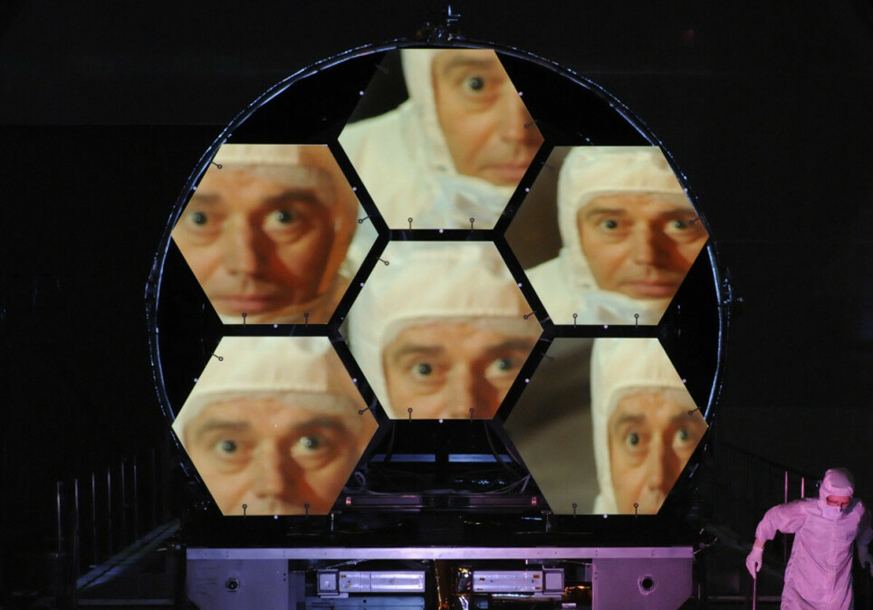 Forskeren Mark Clampin reflekteres i noen av James Webb-teleskopets speil under testing. Dette bildet er fra 2011, og komponentene har vært testet over lang tid.