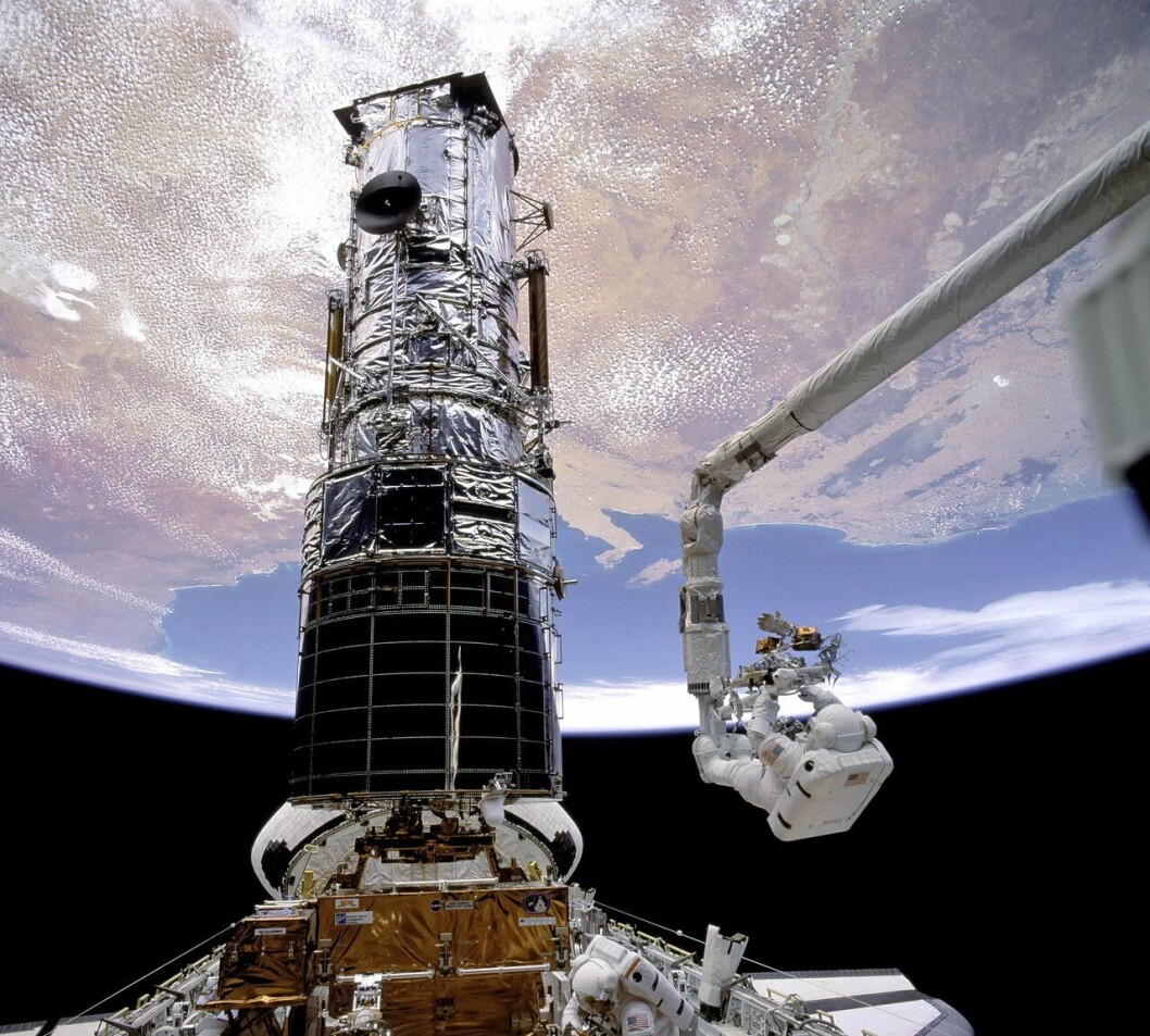 Her blir Hubble-teleskopet reparert i 1993. Teleskopet fungerte ikke ordentlig før det ble reparert for første gang. Her blir Hubble-teleskopet reparert i 1993. Teleskopet fungerte ikke ordentlig før det ble reparert for første gang.