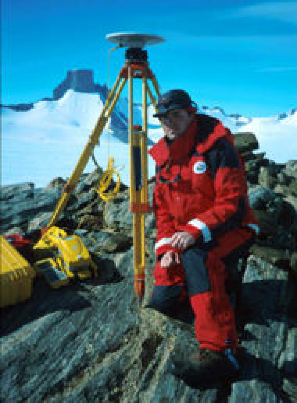 'Arbeid med å lage flystripe ved den norske stasjonen i Antarktis. (Foto: Steinar Vådal, Norsk polarinstitutt.'