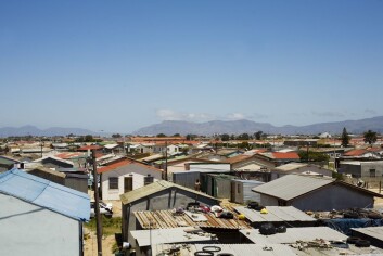 Slumområder utenfor Cape Town har ekstrem forekomst av tuberkulose. Her florerer bakterier som er resistente mot medikamenter, og smittepresset er så stort at samme person kan bli smittet flere ganger. Slumområder utenfor Cape Town har ekstrem forekomst av tuberkulose. Her florerer bakterier som er resistente mot medikamenter, og smittepresset er så stort at samme person kan bli smittet flere ganger.