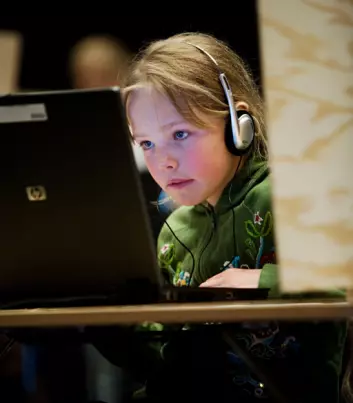 Barna som deltok i studien spilte det forskerdesignede diktatorspillet på datamaskiner hos Norges handelshøyskole. (Foto: Knut Egil Wang)