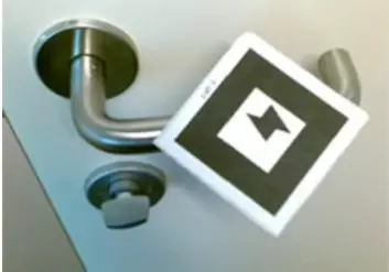 Det er symboler som dette datamaskinen kjenner igjen, og som gjør at 3D-objekter dukker opp i AR-brillene.