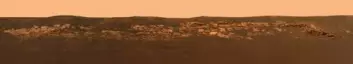 "Omgivelsene til Opportunity. For første gang har forskerne tilgang til nakent fjell på Mars. Skiferaktige steinblokker ved kraterranden. (Foto: Opportunity/NASA/JPL/Cornell)"