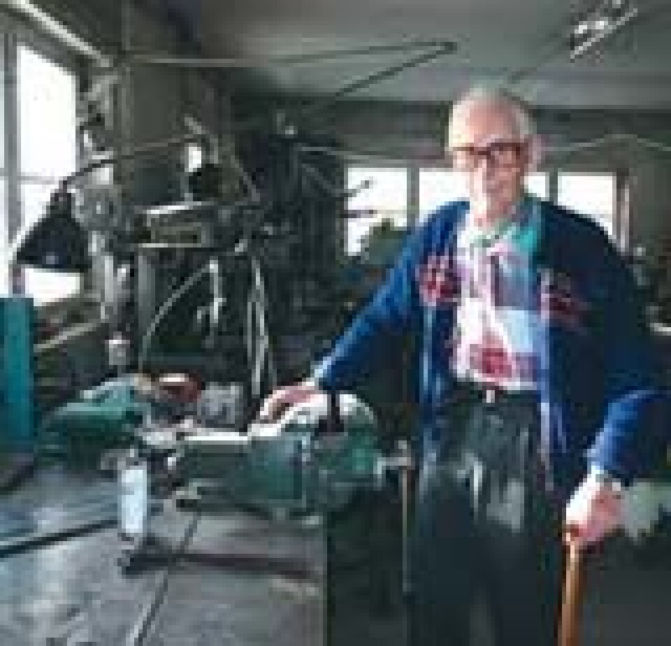 'Jeg er så gæren på myndighetene som ikke kan gi litt støtte til gode oppfinnelser, sier 96 år gamle Johan Kallak oppgitt. (Foto: Arne Asphjell)'