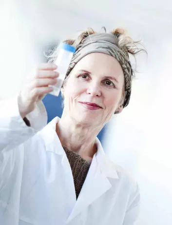 Forskningssjef Ragnhild Wiik ved IRIS forsker på hvordan Legionella oppfører seg i kommunale dusjanlegg. (Foto: Elisabeth Tønnessen)