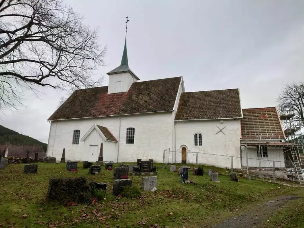 Sauherad kirke ligger landlig og fredelig til i Midt-Telemark kommune.