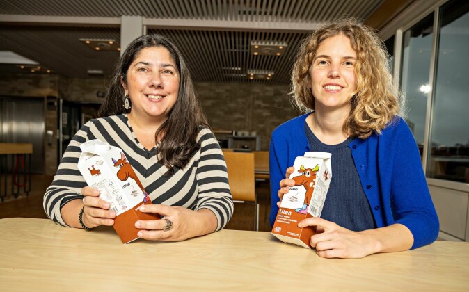 Forskerne Paula Varela og Martina Galler viser frem to av forpakningene som ble brukt i studien. Forskerne Paula Varela og Martina Galler viser frem to av forpakningene som ble brukt i studien.