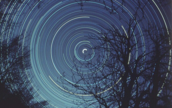 Et halvt døgns eksponering av Nordstjernen (Polaris) som er en del av stjernebildet Lille Bjørn, viser bevegelsene på nattehimmelen som skyldes jordens rotasjon. Nordstjernen, Lille Bjørn og resten av stjernebildene har i tusenvis av år hjulpet mennesket med å navigere ved hjelp av stjernene, forteller Ole J. Knudsen.