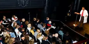 En fullsatt sal lot seg begeistre av "kalori-teater". Foto: Andreas Johansen