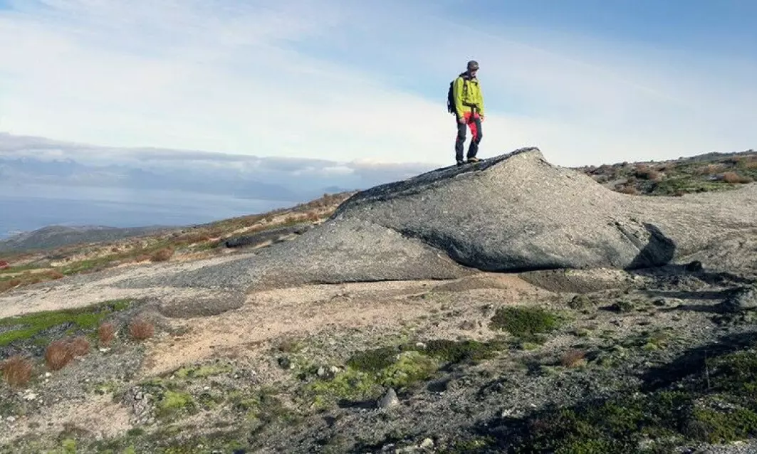 Sokler av stein stikker opp over den knuste og forvitrede berggrunnen på fjellet Bogvetten i Nordland.