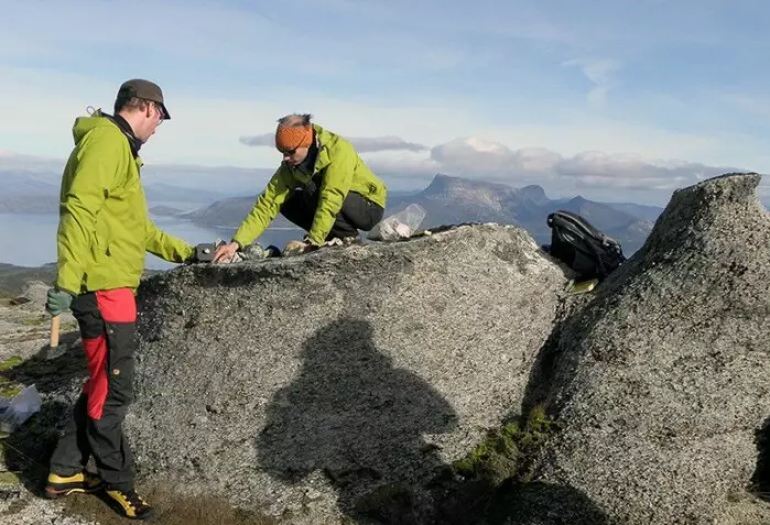 Forskere henter inn prøver på Bogvetten i Nordland. Undersøkelsene av oppsprukket og dypforvitret grunnfjell i Norge gjøres i regi av prosjektet Basement weathering and fracturing on- and offshore Norway (BASE).