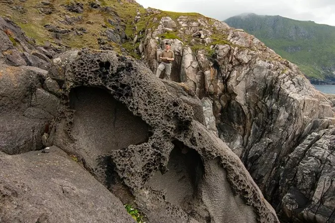 De spesielle strukturene på Kråkenes i Vestland fylke er hulrom dannet ved kondensering og fordamping av saltholdig, fuktig luft.