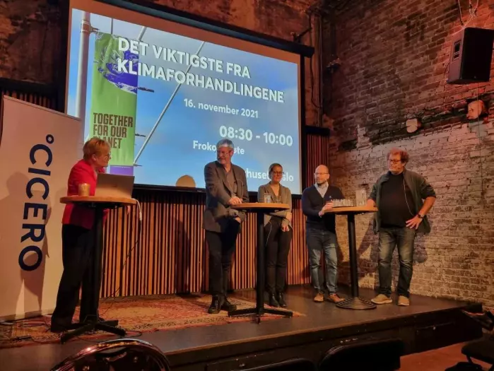 Resultater fra klimatoppmøtet i Glasgow ble diskutert på Kulturhuset tirsdag. Fra venstre: Kristin Halvorsen, Peer Stiansen, Solveig Aamodt, Steffen Kallbekken og Frederic Hauge.