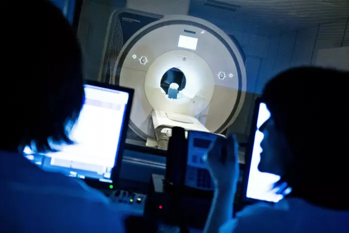 MR-maskinen på Haukeland er verktøyet som har funnet ut hva som skjer i hjernen når du hører stemmer.