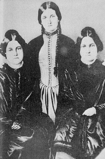 Den spiritistiske bevegelsen oppsto på 1850-tallet, etter at søstrene Margaret og Kate Fox var blitt berømte for å kunne kontakte ånder. Fra venstre Margaret, Kate og den tredje søsteren, Leah. (Foto hentet fra Wikimedia Commons) Den spiritistiske bevegelsen oppsto på 1850-tallet, etter at søstrene Margaret og Kate Fox var blitt berømte for å kunne kontakte ånder. Fra venstre Margaret, Kate og den tredje søsteren, Leah. (Foto hentet fra Wikimedia Commons)
