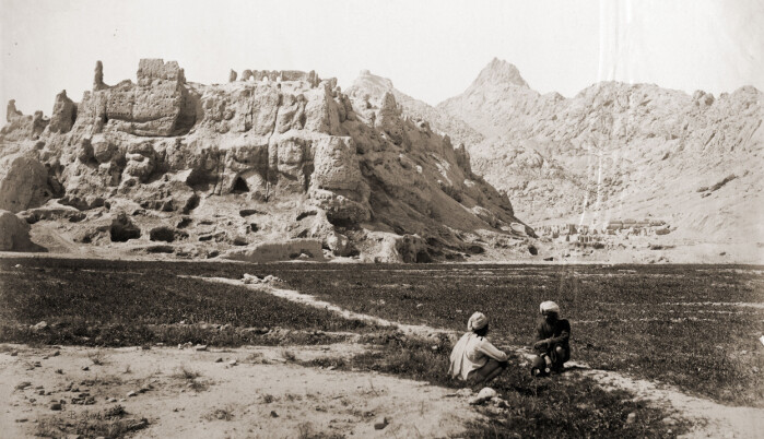 Bildet viser den gamle borgen i Kandahar i 1881, som kan være mer enn 2.000 år gammel. Den ble ødelagt på 1700-tallet, men ruinene står der fortsatt. Bildet viser den gamle borgen i Kandahar i 1881, som kan være mer enn 2.000 år gammel. Den ble ødelagt på 1700-tallet, men ruinene står der fortsatt.