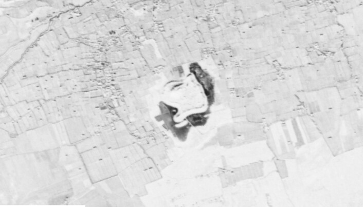 Den hvite formen i midten er en stor bosetningshaug utenfor Kandahar. Denne var kjent fra før. Forskerne har brukt detaljerte, deklassifiserte bilder fra amerikanske spionsatellitter. Den hvite formen i midten er en stor bosetningshaug utenfor Kandahar. Denne var kjent fra før. Forskerne har brukt detaljerte, deklassifiserte bilder fra amerikanske spionsatellitter.