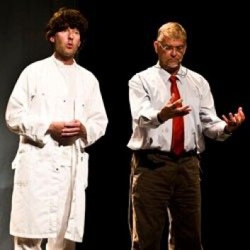 Med sang, dans og pantomime illustrerer Paulsen og Rössner overvektens mekanismer. Foto: Andreas Johansen Med sang, dans og pantomime illustrerer Paulsen og Rössner overvektens mekanismer. Foto: Andreas Johansen