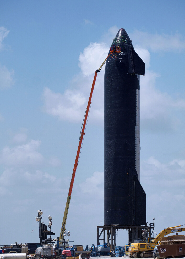 Dette test-romskipet, kalt Starship SN20, skal kanskje få sin første tur i begynnelsen av 2020. Det svarte du kan se på raketten er varmeskjoldet, som beskytter raketten mens den går inn i atmosfæren. Dette test-romskipet, kalt Starship SN20, skal kanskje få sin første tur i begynnelsen av 2020. Det svarte du kan se på raketten er varmeskjoldet, som beskytter raketten mens den går inn i atmosfæren.