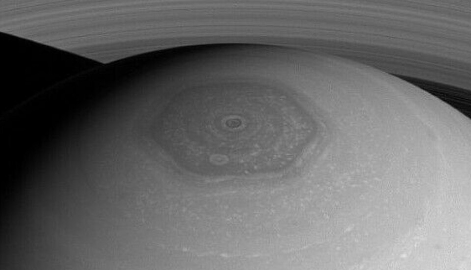Den sekskantede stormen sett av sonden Cassini i 2014. Den er også stor nok til jorden får plass inni.
