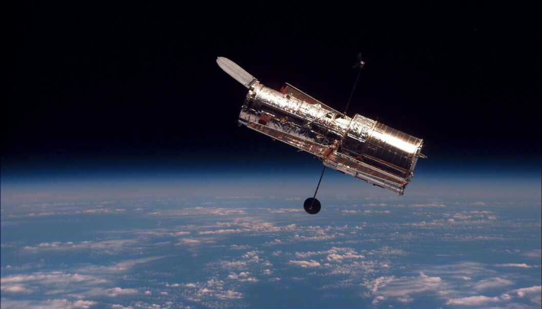 Hubble, sett fra romfergen Discovery i 1997. Teleskopet går rundt Hubble, sett fra romfergen Discovery i 1997. Teleskopet går rundt