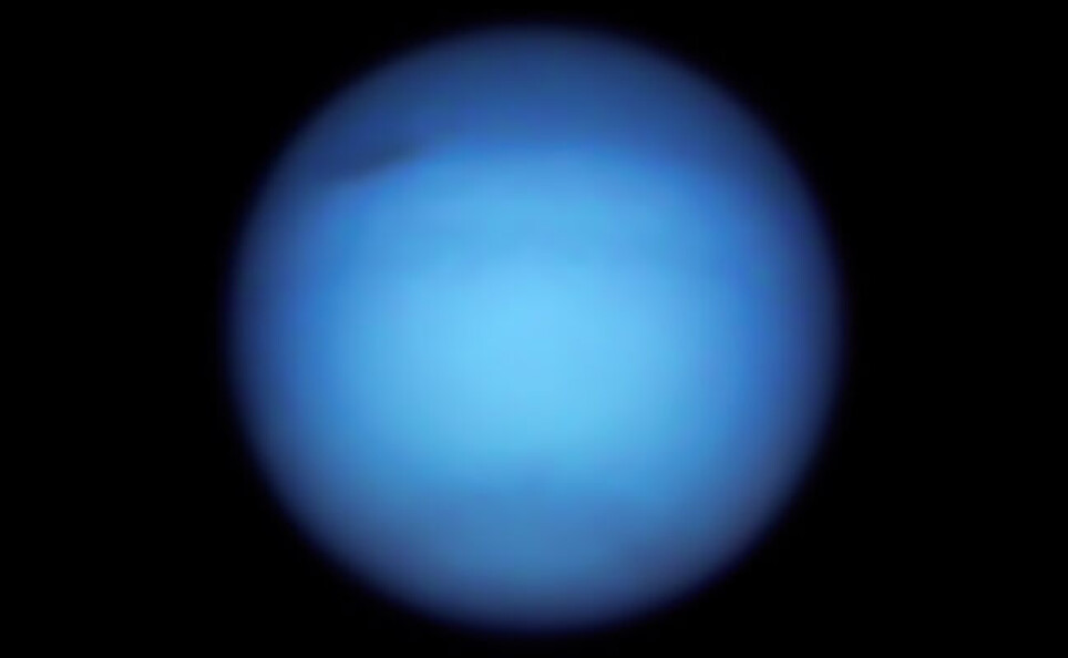 Neptun sett 7. september. Du kan skimte den mørke flekken oppe til høyre på planeten.