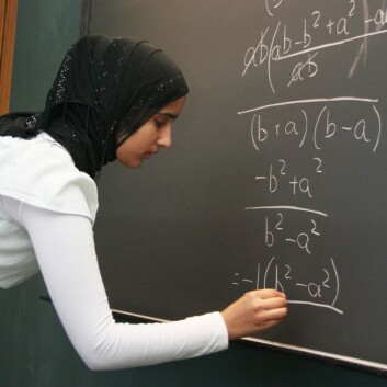 "Sadaf Afsheen Khan temme algebra. (Foto: Andreas Graven)" "Sadaf Afsheen Khan temme algebra. (Foto: Andreas Graven)"