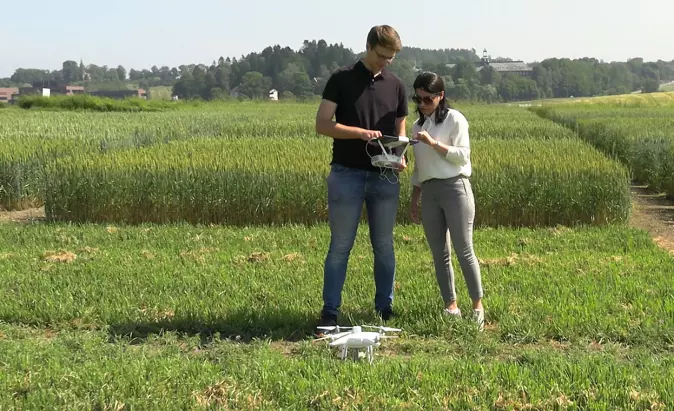 Forskerne Sahameh Shafiee og Tomasz Mroz gjør dronen klar for dagens kjøring.