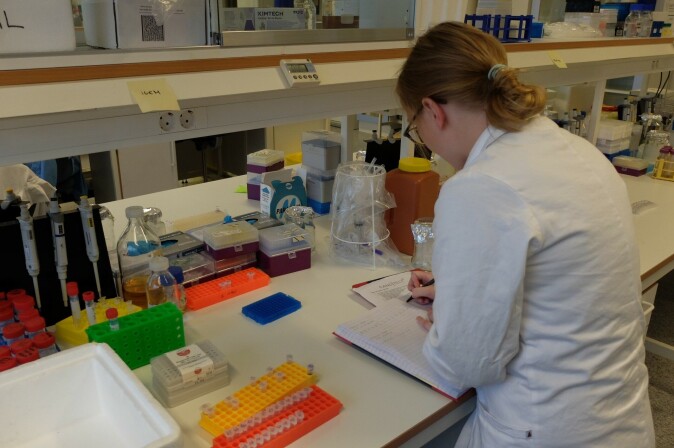 Student Hege Hovland gjør seg klar til en ny økt på laboratoriet. Student Hege Hovland gjør seg klar til en ny økt på laboratoriet.