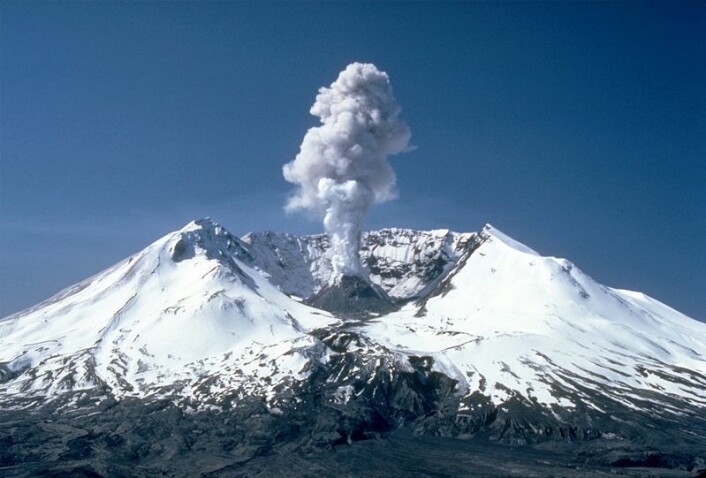 Dette bildet av Mount St. Helens ble tatt 19. mai 1982. Vulkanen er mest kjent for utbruddet den hadde 18. mai 1980, som var det mest dødelige og økonomisk ødeleggende vulkanutbruddet i USAs historie. (Foto: Wikimedia Commons, se lisens her) Dette bildet av Mount St. Helens ble tatt 19. mai 1982. Vulkanen er mest kjent for utbruddet den hadde 18. mai 1980, som var det mest dødelige og økonomisk ødeleggende vulkanutbruddet i USAs historie. (Foto: Wikimedia Commons, se lisens her)