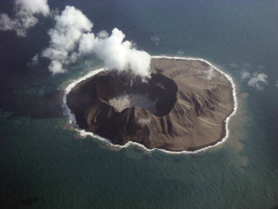 Den lille vulkanøya Kasatochi i øygruppa Aleutene. Bildet er tatt to måneder etter utbruddet, i oktober 2008. (Foto: Jerry Morris/Alaska Volcano Observatory)